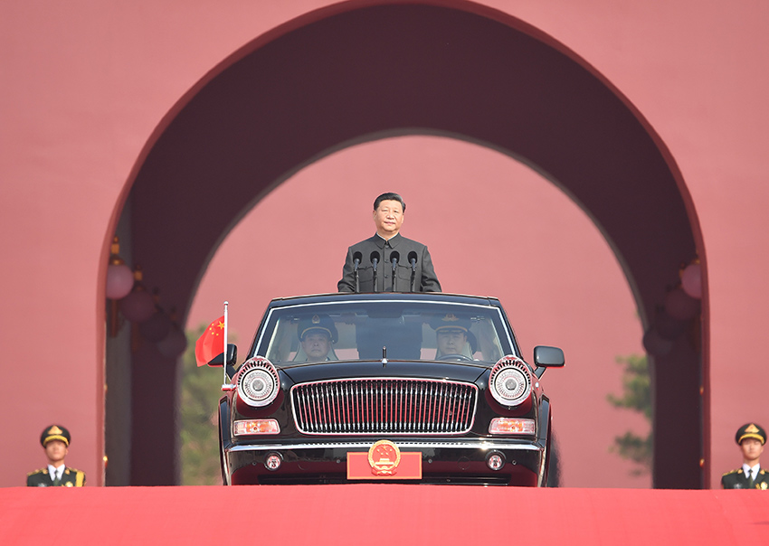10月1日，慶祝中華人民共和國成立70周年大會在北京天安門廣場隆重舉行。中共中央總書記、國家主席、中央軍委主席習近平發表重要講話並檢閱受閱部隊。這是習近平乘坐檢閱車，經過金水橋，駛上長安街。 新華社記者 燕雁 攝