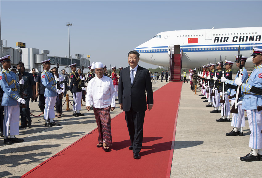 當地時間1月17日下午，國家主席習近平乘專機抵達內比都國際機場，開始對緬甸聯邦共和國進行國事訪問。習近平抵達時，緬甸第一副總統敏瑞率多名內閣部長在舷梯旁熱情迎接。新華社記者 謝環馳 攝