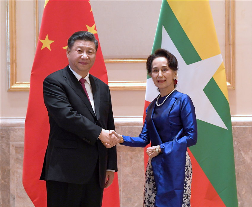 當地時間1月17日下午，國家主席習近平在內比都總統府出席緬甸總統溫敏舉行的歡迎儀式后，緬甸國務資政昂山素季專程前往總統府歡迎和問候習近平。 新華社記者 饒愛民 攝