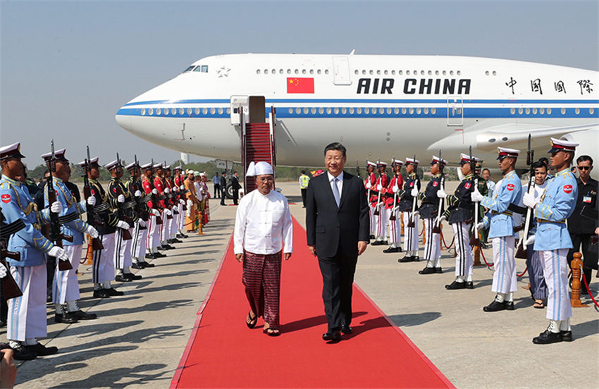 當地時間1月17日下午，國家主席習近平乘專機抵達內比都國際機場，開始對緬甸聯邦共和國進行國事訪問。習近平抵達時，緬甸第一副總統敏瑞率多名內閣部長在舷梯旁熱情迎接。新華社記者 鞠鵬 攝