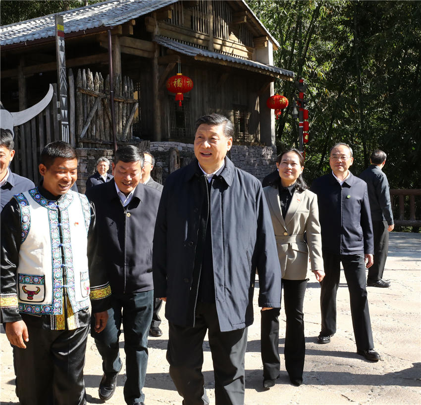 春節前夕，中共中央總書記、國家主席、中央軍委主席習近平在雲南考察，看望慰問基層干部群眾。這是1月19日，習近平來到騰沖市清水鄉三家村中寨司莫拉佤族村看望鄉親們。新華社記者 鞠鵬 攝