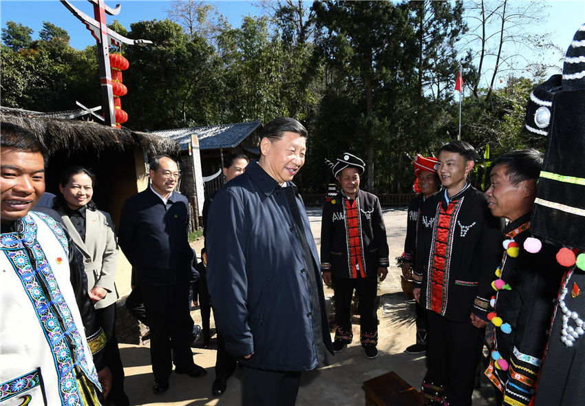 春節前夕，中共中央總書記、國家主席、中央軍委主席習近平在雲南考察，看望慰問基層干部群眾。這是1月19日，習近平在騰沖市清水鄉三家村中寨司莫拉佤族村同村民們親切交談。新華社記者 謝環馳 攝
