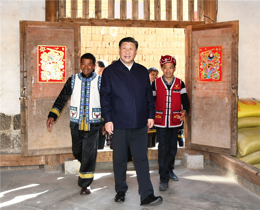 1月19日至21日，中共中央總書記、國家主席、中央軍委主席習近平來到雲(yún)南，看望慰問各族干部群眾，向全國人民致以新春祝福。這是19日下午，習近平在騰沖市清水鄉(xiāng)三家村中寨司莫拉佤族村村民李發(fā)順家察看，了解居住環(huán)境。新華社記者 謝環(huán)馳 攝