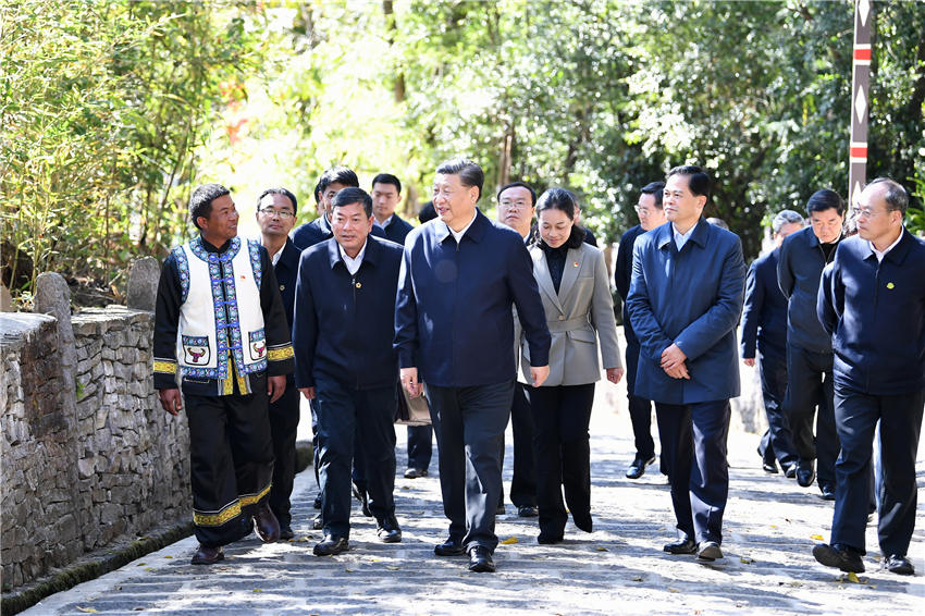 1月19日至21日，中共中央總書記、國家主席、中央軍委主席習近平來到雲南，看望慰問各族干部群眾，向全國人民致以新春祝福。這是19日下午，習近平在騰沖市清水鄉三家村中寨司莫拉佤族村了解鄉村振興和建設少數民族特色村寨情況。新華社記者 謝環馳 攝
