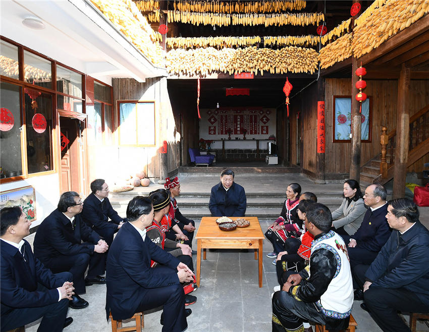 春節前夕，中共中央總書記、國家主席、中央軍委主席習近平赴雲南考察，看望慰問基層干部群眾。這是1月19日下午，習近平來到騰沖市清水鄉三家村中寨司莫拉佤族村看望鄉親們，走進村民家中了解脫貧攻堅情況，並向大家送上新春祝福。新華社記者 鞠鵬 攝