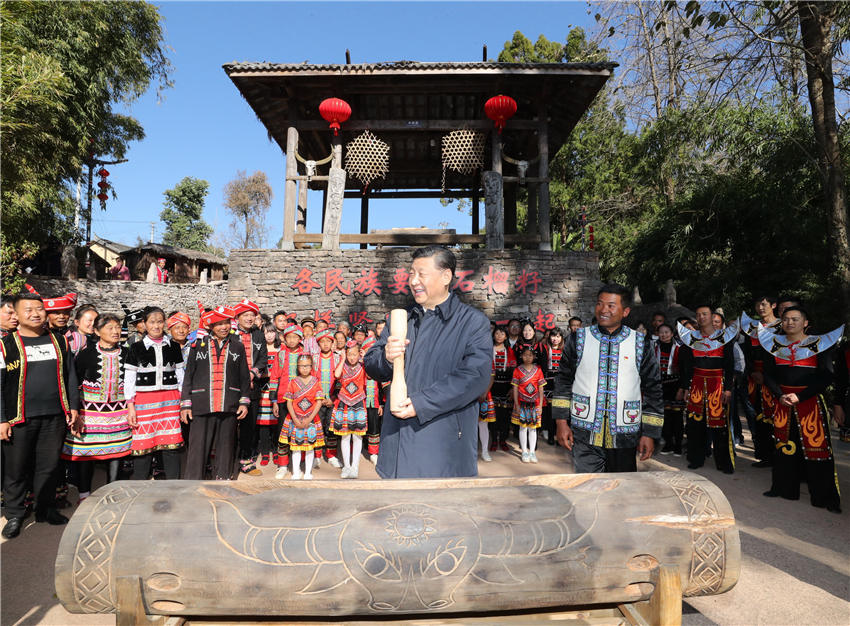 1月19日至21日，中共中央總書記、國家主席、中央軍委主席習近平來到雲南，看望慰問各族干部群眾，向全國人民致以新春祝福。這是19日下午，習近平在騰沖市清水鄉三家村中寨司莫拉佤族村廣場上，敲響三聲佤族木鼓，祝福來年風調雨順、國泰民安。新華社記者 鞠鵬 攝