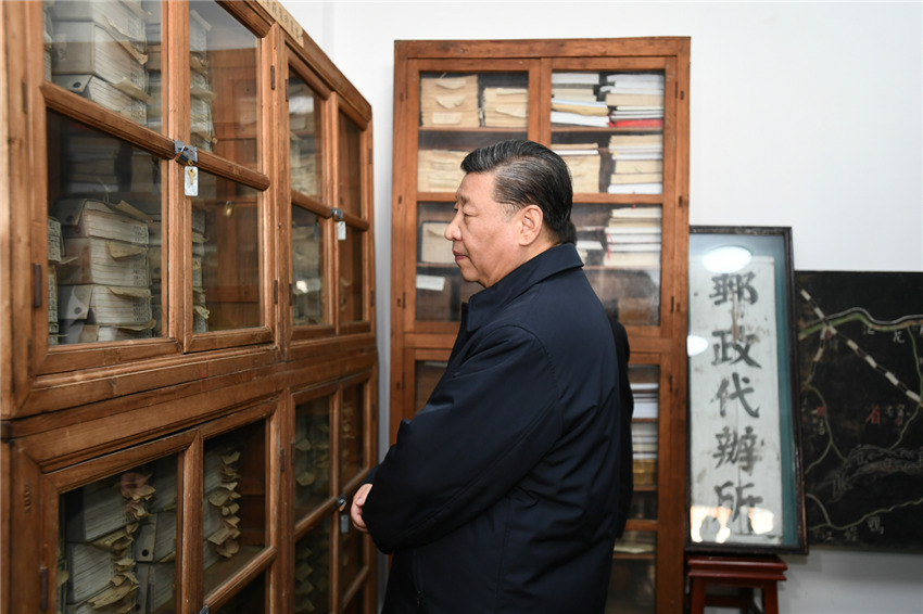 1月19日下午，正在雲南考察的中共中央總書記、國家主席、中央軍委主席習近平來到和順古鎮，了解絲綢古道交往、歷史文化傳承和生態環境保護等情況。新華社記者 謝環馳 攝