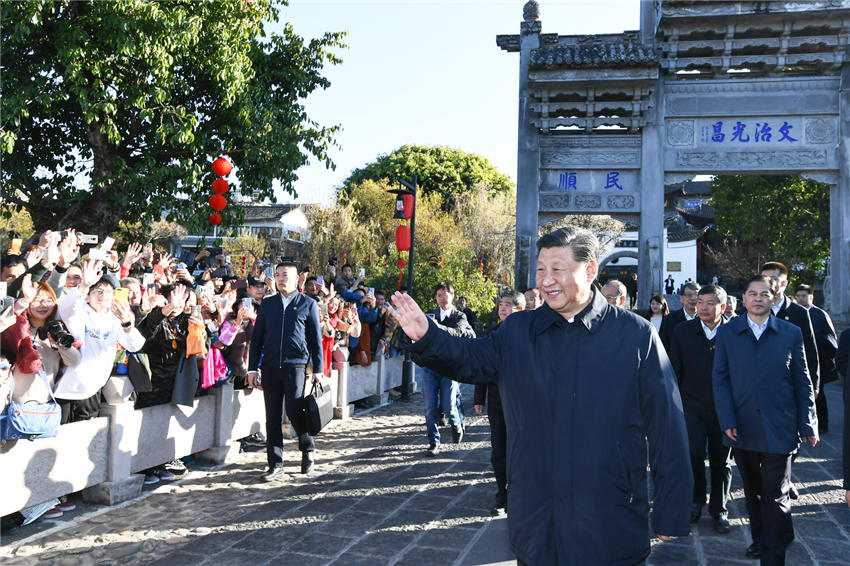 1月19日至21日，中共中央總書記、國家主席、中央軍委主席習(xí)近平來到雲(yún)南，看望慰問各族干部群眾，向全國人民致以新春祝福。這是19日下午，習(xí)近平在和順古鎮(zhèn)考察調(diào)研時向游客和村民揮手致意，給大家拜年。新華社記者 謝環(huán)馳 攝