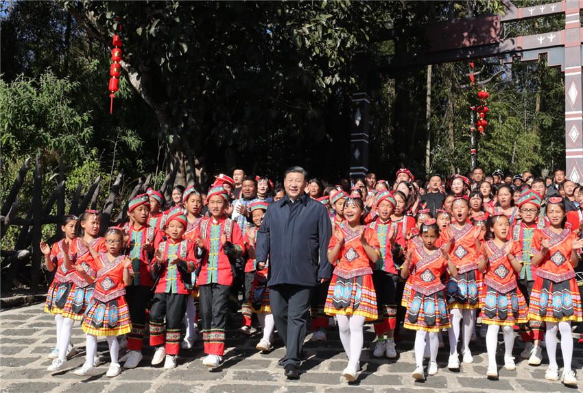 1月19日至21日，中共中央總書記、國家主席、中央軍委主席習(xí)近平來到雲(yún)南，看望慰問各族干部群眾，向全國人民致以新春祝福。這是19日下午，騰沖市清水鄉(xiāng)三家村中寨司莫拉佤族村的鄉(xiāng)親們唱著《阿佤人民唱新歌》，簇?fù)碇?xí)近平走出村口。新華社記者 謝環(huán)馳 攝
