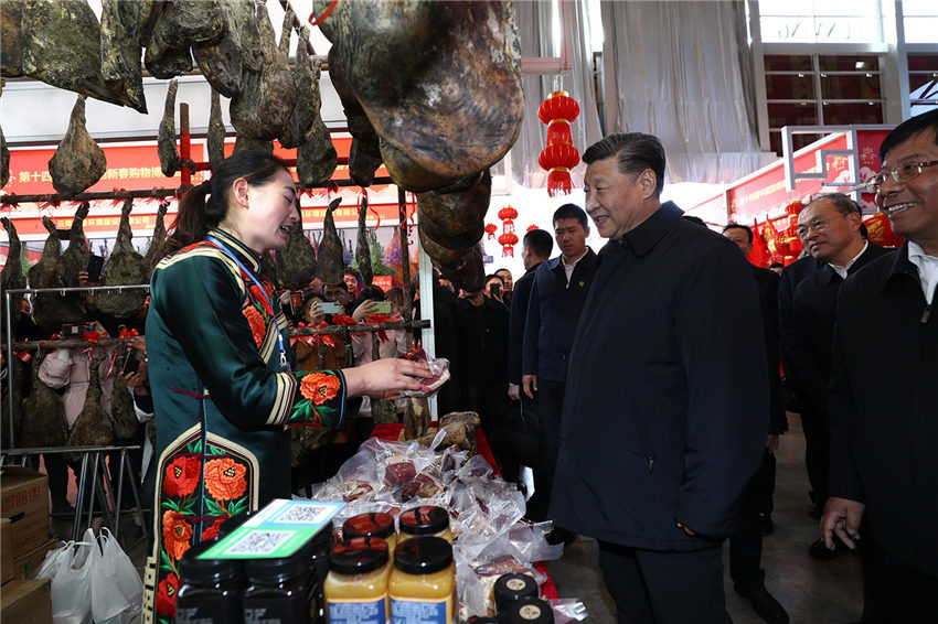 1月19日至21日，中共中央總書記、國家主席、中央軍委主席習近平來到雲南，看望慰問各族干部群眾，向全國人民致以新春祝福。這是20日下午，習近平在昆明新春購物博覽會年貨街，了解春節前市場供應情況。新華社記者 鞠鵬 攝