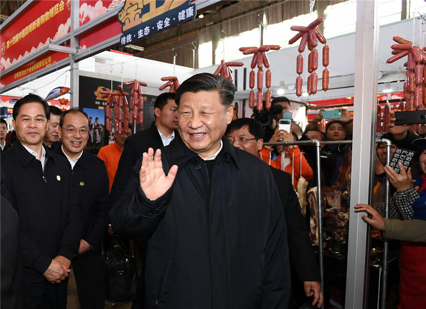 20日下午，習(xí)近平總書記來到昆明國際會(huì)展中心，了解春節(jié)前年貨市場(chǎng)供應(yīng)及國內(nèi)外商品展銷情況，同現(xiàn)場(chǎng)群眾親切交流，並向全國各族人民致以新春祝福。（文字記者：張曉鬆、朱基釵 攝影記者：鞠鵬、謝環(huán)馳、燕雁、殷博古）