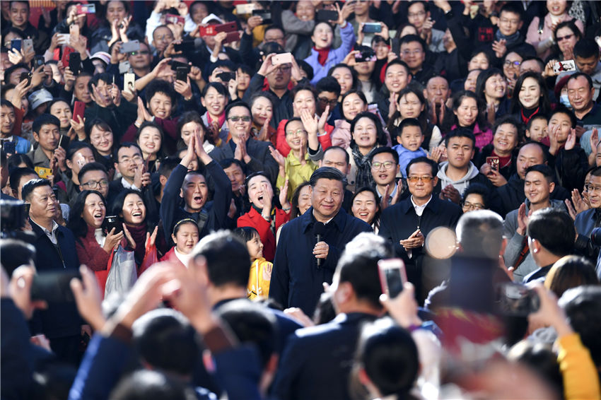 1月19日至21日，中共中央總書記、國(guó)家主席、中央軍委主席習(xí)近平來到雲(yún)南，看望慰問各族干部群眾，向全國(guó)人民致以新春祝福。這是20日下午，習(xí)近平在昆明國(guó)際會(huì)展中心展廳外廣場(chǎng)上，向雲(yún)南群眾、向全國(guó)各族人民、向港澳臺(tái)同胞和海外僑胞致以新春祝福。新華社記者 燕雁 攝
