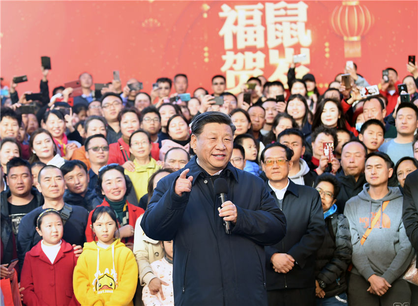 1月19日至21日，中共中央總書記、國家主席、中央軍委主席習近平來到雲南，看望慰問各族干部群眾，向全國人民致以新春祝福。這是20日下午，習近平在昆明國際會展中心展廳外廣場上，向雲南群眾、向全國各族人民、向港澳臺同胞和海外僑胞致以新春祝福。新華社記者 謝環馳 攝