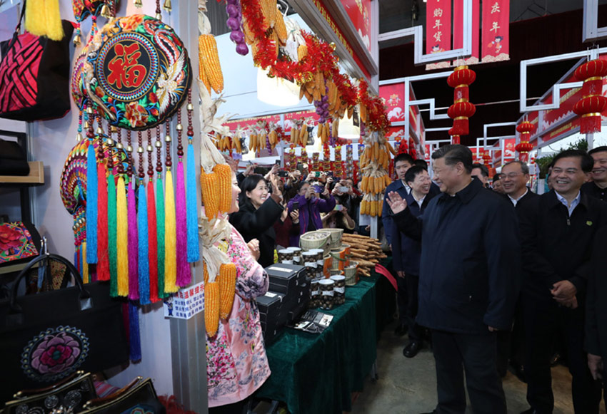1月19日至21日，中共中央總書記、國家主席、中央軍委主席習近平來到雲南，看望慰問各族干部群眾，向全國人民致以新春祝福。這是20日下午，習近平在昆明新春購物博覽會年貨街，了解春節(jié)前市場供應情況。新華社記者 鞠鵬 攝