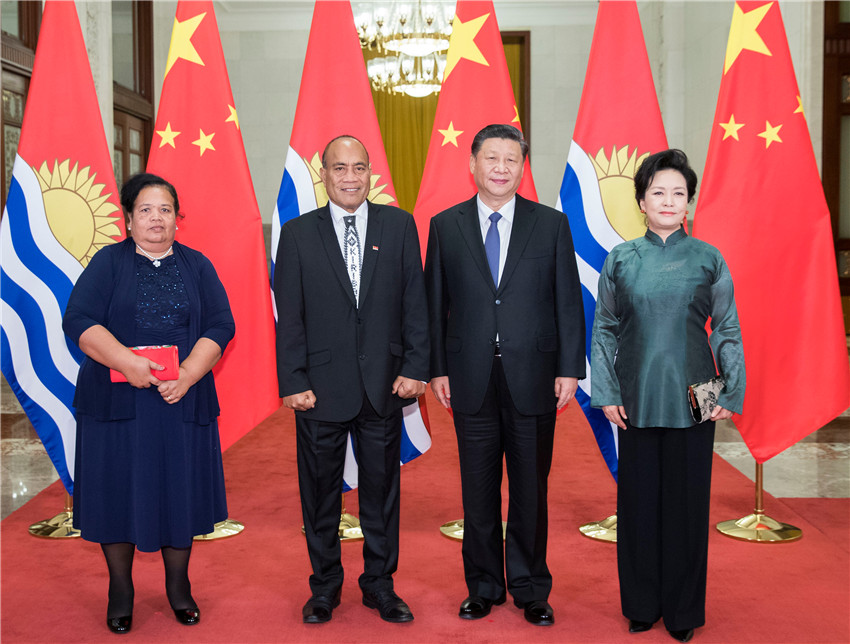 1月6日，國家主席習(xí)近平在北京人民大會堂同基裡巴斯總統(tǒng)馬茂會談。這是會談前，習(xí)近平和夫人彭麗媛同馬茂總統(tǒng)夫婦合影。新華社記者 黃敬文 攝