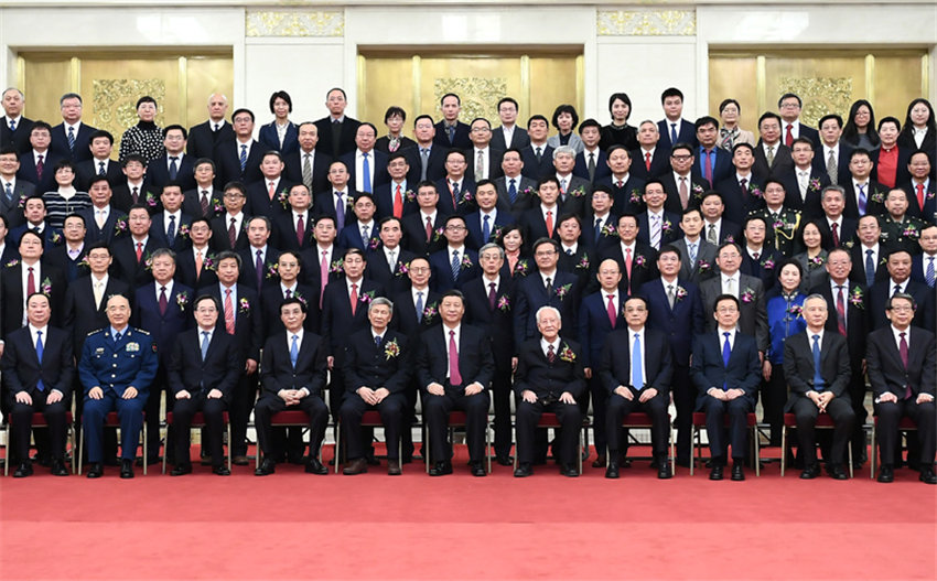 1月10日，2019年度國家科學技術獎勵大會在北京人民大會堂隆重舉行。會前，黨和國家領導人習近平、李克強、王滬寧、韓正等會見獲獎代表並同大家合影留念。新華社記者 謝環馳 攝