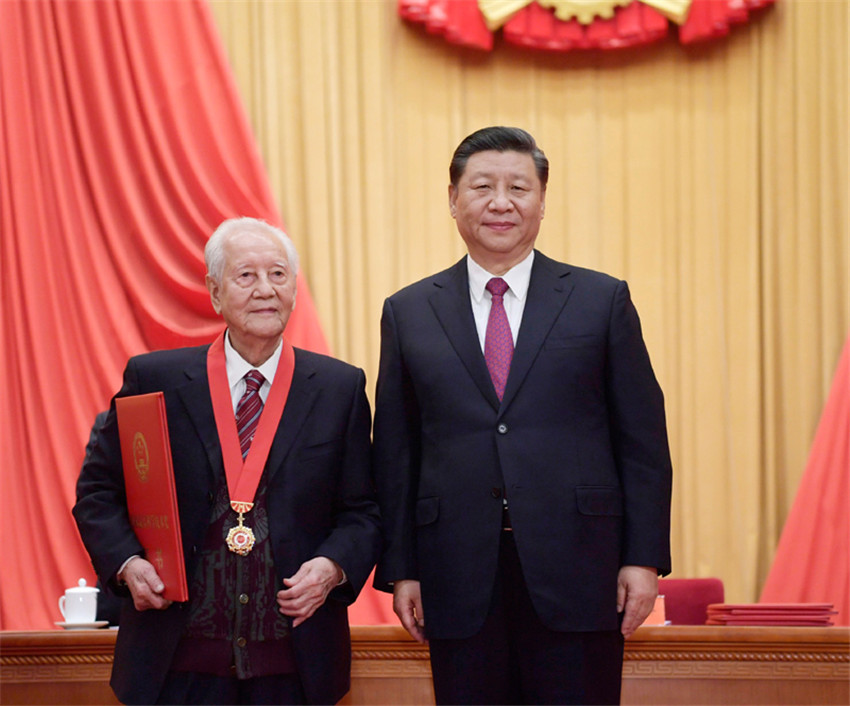1月10日，2019年度國家科學技術獎勵大會在北京人民大會堂隆重舉行。中共中央總書記、國家主席、中央軍委主席習近平向獲得2019年度國家最高科學技術獎的原中國船舶重工集團公司第七一九研究所黃旭華院士頒獎。新華社記者 李學仁 攝
