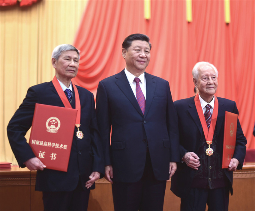 1月10日，2019年度國家科學技術獎勵大會在北京人民大會堂隆重舉行。中共中央總書記、國家主席、中央軍委主席習近平向獲得2019年度國家最高科學技術獎的原中國船舶重工集團公司第七一九研究所黃旭華院士（右）和中國科學院大氣物理研究所曾慶存院士（左）頒獎。新華社記者 謝環馳 攝