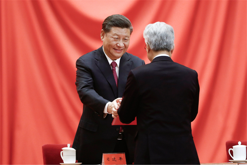 1月10日，2019年度國(guó)家科學(xué)技術(shù)獎(jiǎng)勵(lì)大會(huì)在北京人民大會(huì)堂隆重舉行。這是中共中央總書記、國(guó)家主席、中央軍委主席習(xí)近平向獲獎(jiǎng)代表頒發(fā)証書。新華社發(fā)（盛佳鵬 攝）