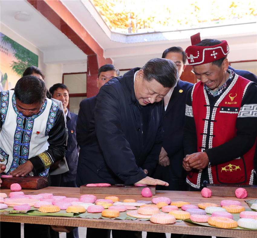 春節前夕，中共中央總書記、國家主席、中央軍委主席習近平赴雲南考察，看望慰問基層干部群眾。這是1月19日下午，習近平來到騰沖市清水鄉三家村中寨司莫拉佤族村看望鄉親們，走進村民家中了解脫貧攻堅情況，並向大家送上新春祝福。新華社記者 鞠鵬 攝