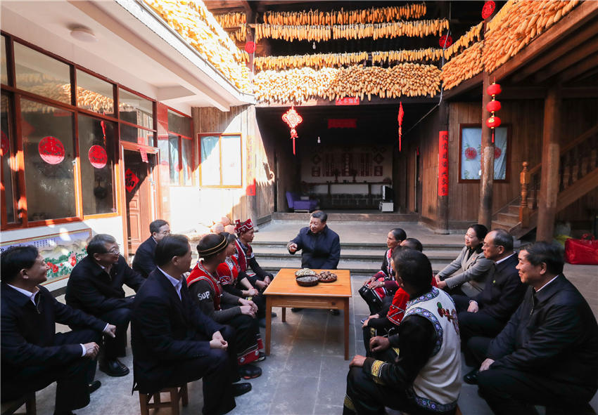 1月19日至21日，中共中央總書記、國家主席、中央軍委主席習近平來到雲南，看望慰問各族干部群眾，向全國人民致以新春祝福。這是19日下午，習近平在騰沖市清水鄉三家村中寨司莫拉佤族村，同村民李發順一家聊家常，詳細詢問脫貧情況。新華社記者 鞠鵬 攝