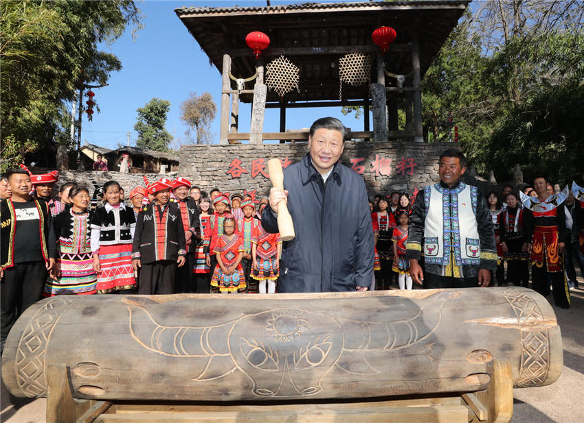 1月19日至21日，中共中央總書記、國家主席、中央軍委主席習(xí)近平來到雲(yún)南，看望慰問各族干部群眾，向全國人民致以新春祝福。這是19日下午，習(xí)近平在騰沖市清水鄉(xiāng)三家村中寨司莫拉佤族村廣場上，敲響三聲佤族木鼓，祝福來年風(fēng)調(diào)雨順、國泰民安。新華社記者 鞠鵬 攝