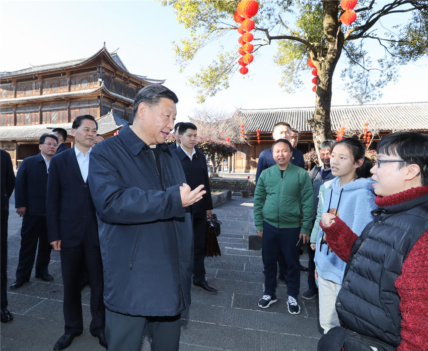 1月19日下午，正在雲(yún)南考察的中共中央總書記、國家主席、中央軍委主席習(xí)近平來到和順古鎮(zhèn)，了解絲綢古道交往、歷史文化傳承和生態(tài)環(huán)境保護(hù)等情況。新華社記者 謝環(huán)馳 攝