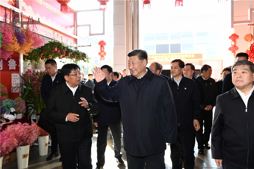 1月20日，正在雲南考察的中共中央總書記、國家主席、中央軍委主席習近平來到昆明國際會展中心，了解春節前年貨市場供應及國內外商品展銷情況，同現場群眾親切交流，並向全國各族人民致以新春祝福。新華社記者 謝環馳 攝