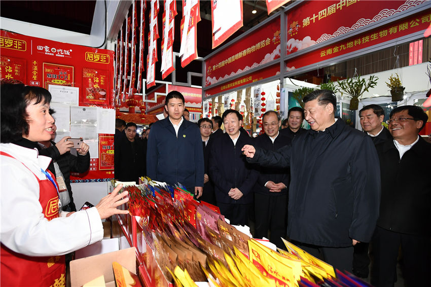 1月19日至21日，中共中央總書記、國家主席、中央軍委主席習(xí)近平來到雲(yún)南，看望慰問各族干部群眾，向全國人民致以新春祝福。這是20日下午，習(xí)近平在昆明新春購物博覽會年貨街，了解春節(jié)前市場供應(yīng)情況。新華社記者 謝環(huán)馳 攝