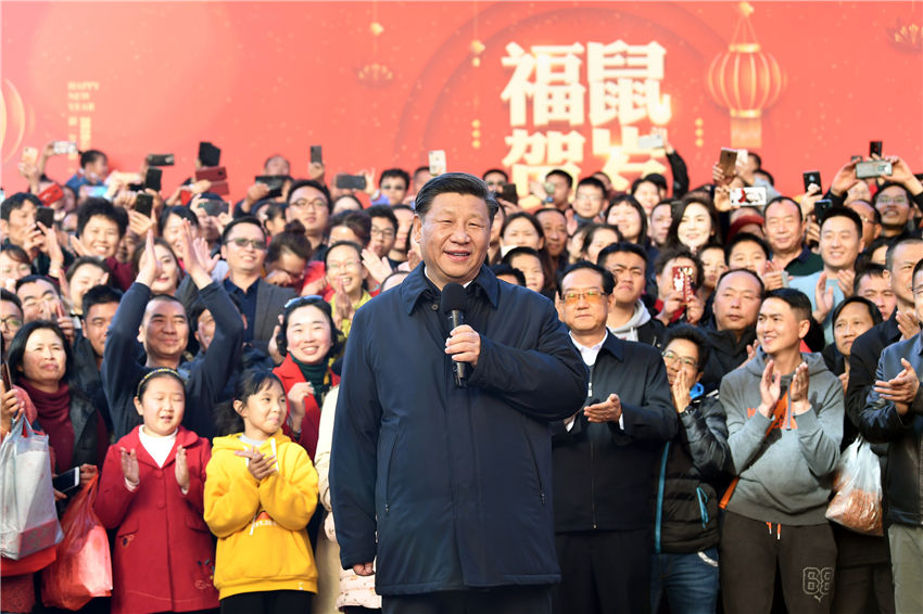 1月19日至21日，中共中央總書記、國家主席、中央軍委主席習近平來到雲南，看望慰問各族干部群眾，向全國人民致以新春祝福。這是20日下午，習近平在昆明國際會展中心展廳外廣場上，向雲南群眾、向全國各族人民、向港澳臺同胞和海外僑胞致以新春祝福。新華社記者 謝環馳 攝