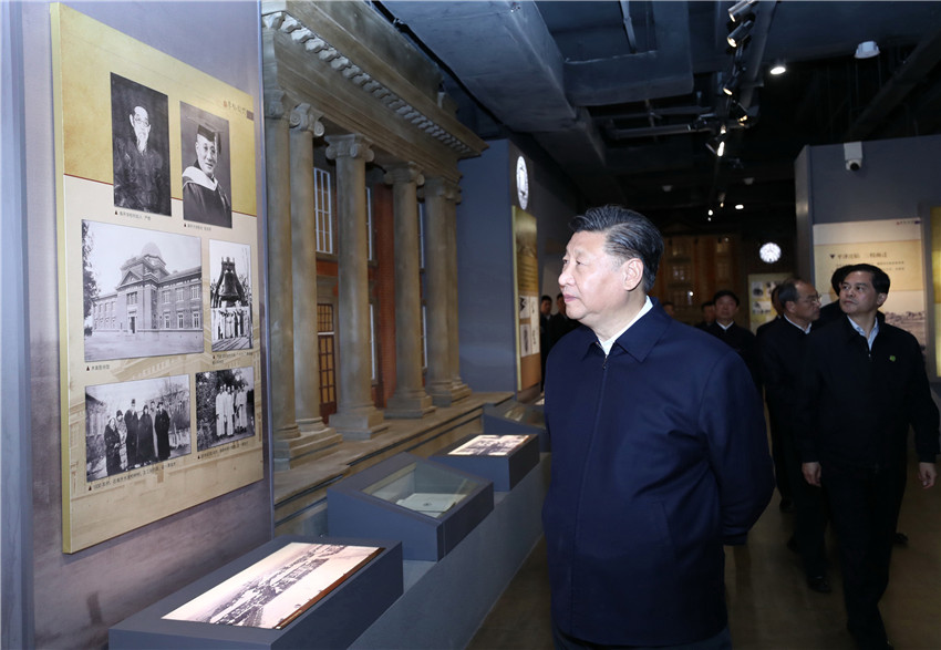 1月20日下午，正在雲南考察的中共中央總書記、國家主席、中央軍委主席習近平來到國立西南聯合大學舊址，參觀西南聯大博物館等，了解抗戰期間西南聯大師生教書救國、讀書報國的光榮歷史。新華社記者 鞠鵬 攝