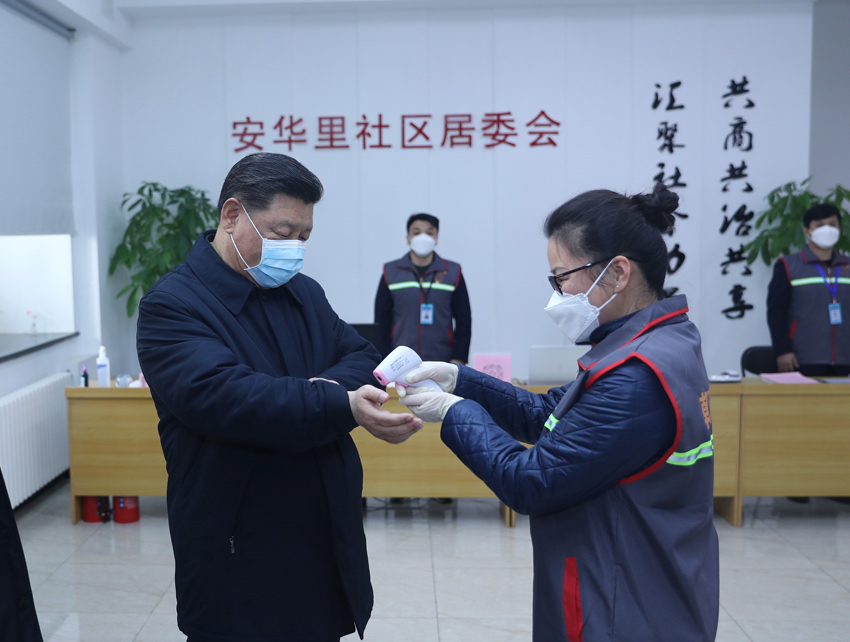 2月10日，中共中央總書記、國家主席、中央軍委主席習近平在北京調研指導新冠肺炎疫情防控工作。這是習近平來到朝陽區安貞街道安華裡社區，了解基層一線疫情聯防聯控情況。 新華社記者 鞠鵬 攝