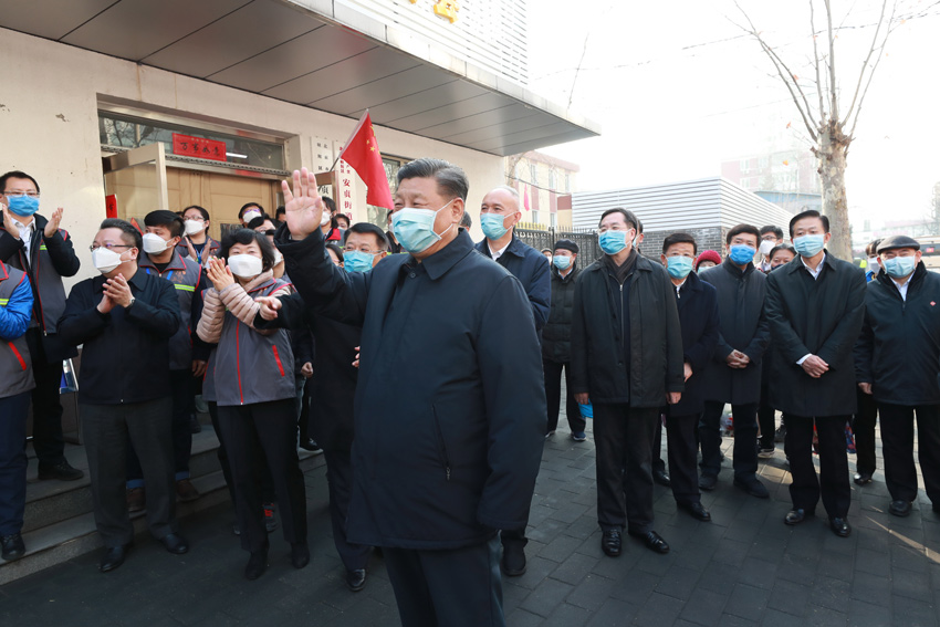 2月10日，中共中央總書記、國家主席、中央軍委主席習近平在北京調研指導新冠肺炎疫情防控工作。這是習近平在朝陽區安貞街道安華裡社區，了解基層一線疫情聯防聯控情況。 新華社記者 龐興雷 攝