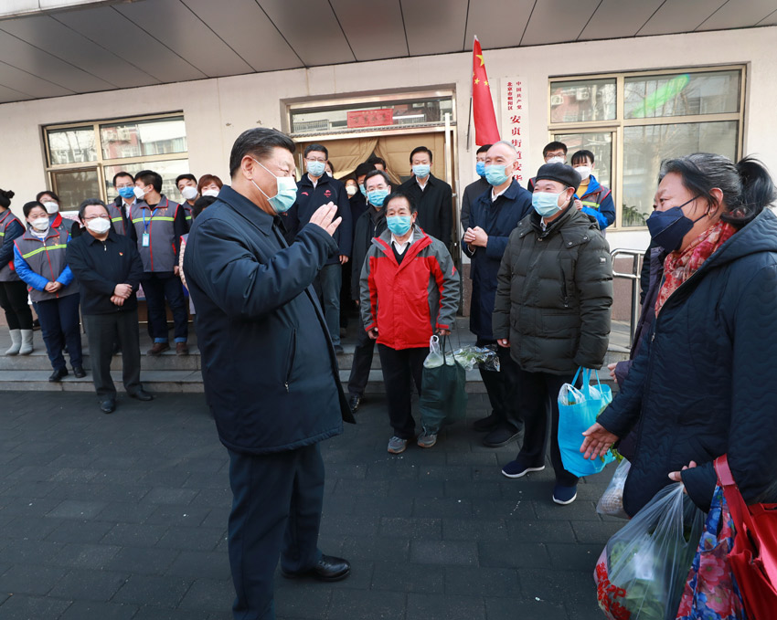 2月10日，中共中央總書記、國家主席、中央軍委主席習近平在北京調研指導新冠肺炎疫情防控工作。這是習近平在朝陽區安貞街道安華裡社區，了解基層一線疫情聯防聯控情況。 新華社記者 龐興雷 攝