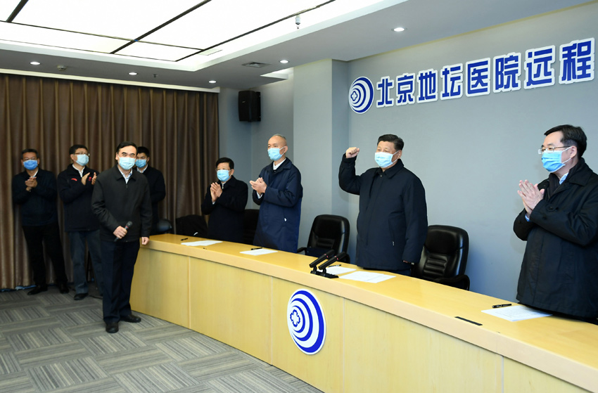 2月10日，中共中央總書記、國家主席、中央軍委主席習(xí)近平在北京調(diào)研指導(dǎo)新冠肺炎疫情防控工作。這是習(xí)近平在首都醫(yī)科大學(xué)附屬北京地壇醫(yī)院遠程診療中心，通過視頻連線武漢市收治新冠肺炎患者的金銀潭醫(yī)院、協(xié)和醫(yī)院、火神山醫(yī)院，了解情況、聽取意見和建議，慰問一線醫(yī)務(wù)工作者。 新華社記者 謝環(huán)馳 攝