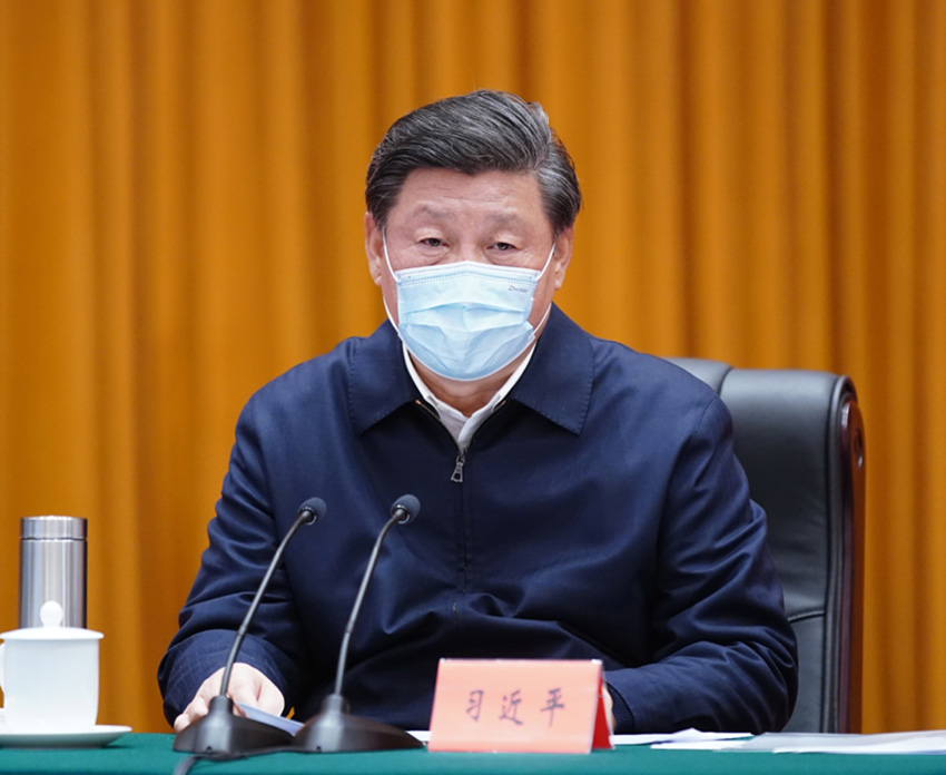 3月10日，中共中央總書記、國家主席、中央軍委主席習(xí)近平專門赴湖北省武漢市考察新冠肺炎疫情防控工作。這是實(shí)地考察結(jié)束后，習(xí)近平主持召開會(huì)議，聽取中央指導(dǎo)組、湖北省委和省政府關(guān)於疫情防控工作匯報(bào)，並發(fā)表重要講話。新華社記者 鞠鵬 攝