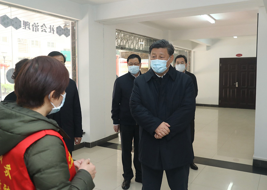 3月10日中午，離開火神山醫院，習近平趕赴武漢市東湖新城社區，看望居家隔離的社區群眾，實地了解社區疫情防控、群眾生活保障等情況，對社區群眾和防控一線工作人員表示慰問和感謝。（文字：張曉鬆、朱基釵  攝影：鞠鵬、龐興雷、謝環馳）