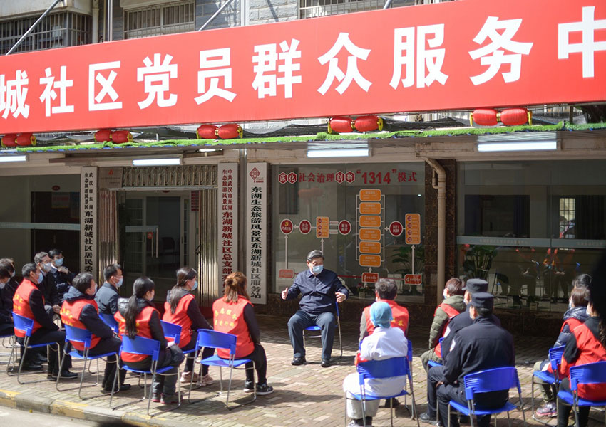 3月10日中午，離開火神山醫(yī)院，習近平趕赴武漢市東湖新城社區(qū)，看望居家隔離的社區(qū)群眾，實地了解社區(qū)疫情防控、群眾生活保障等情況，對社區(qū)群眾和防控一線工作人員表示慰問和感謝。（文字：張曉鬆、朱基釵  攝影：鞠鵬、龐興雷、謝環(huán)馳）