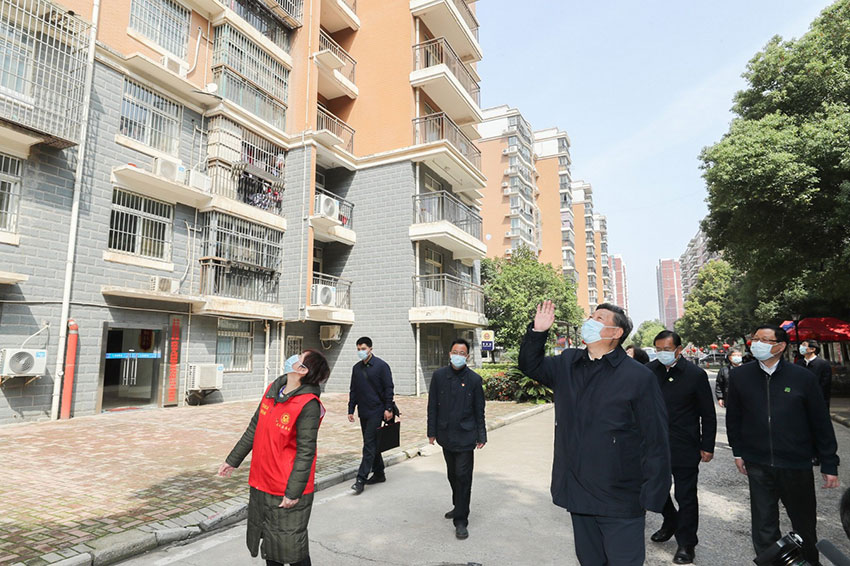 3月10日中午，離開火神山醫院，習近平趕赴武漢市東湖新城社區，看望居家隔離的社區群眾，實地了解社區疫情防控、群眾生活保障等情況，對社區群眾和防控一線工作人員表示慰問和感謝。（文字：張曉鬆、朱基釵  攝影：鞠鵬、龐興雷、謝環馳）