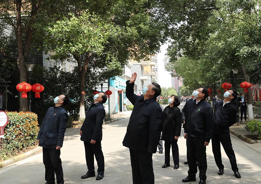 3月10日中午，離開火神山醫院，習近平趕赴武漢市東湖新城社區，看望居家隔離的社區群眾，實地了解社區疫情防控、群眾生活保障等情況，對社區群眾和防控一線工作人員表示慰問和感謝。（文字：張曉鬆、朱基釵  攝影：鞠鵬、龐興雷、謝環馳）