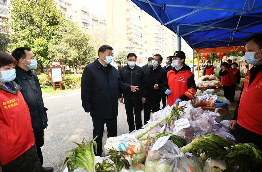 3月10日中午，離開火神山醫院，習近平趕赴武漢市東湖新城社區，看望居家隔離的社區群眾，實地了解社區疫情防控、群眾生活保障等情況，對社區群眾和防控一線工作人員表示慰問和感謝。（文字：張曉鬆、朱基釵  攝影：鞠鵬、龐興雷、謝環馳）