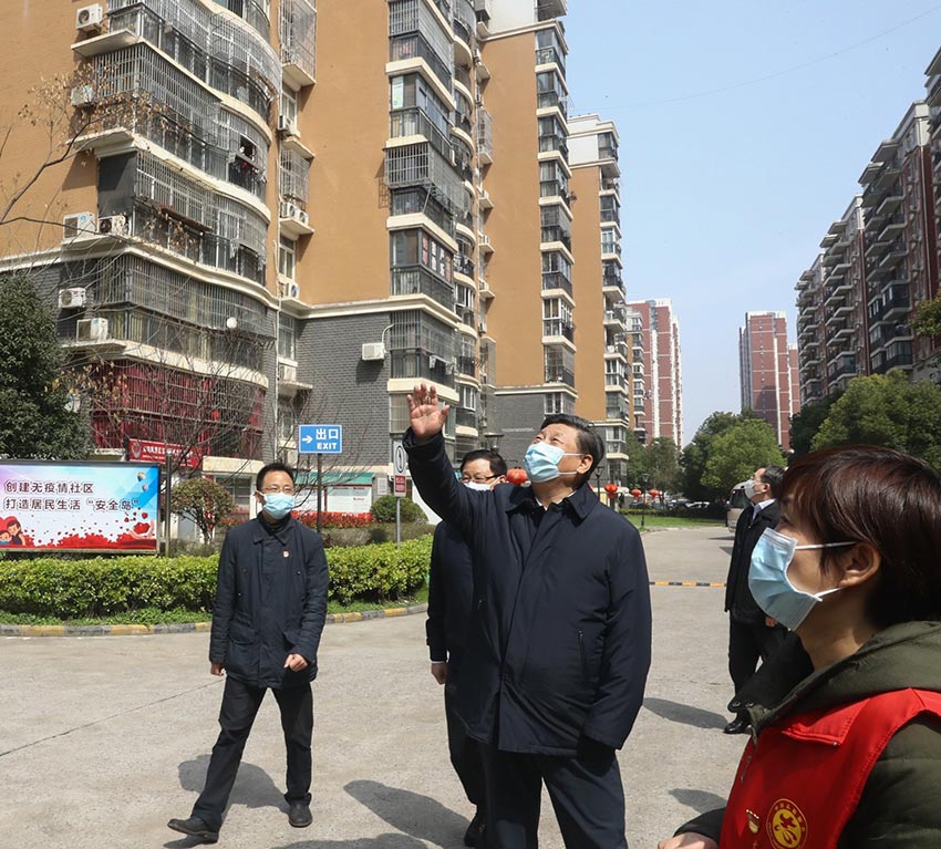 3月10日中午，離開火神山醫院，習近平趕赴武漢市東湖新城社區，看望居家隔離的社區群眾，實地了解社區疫情防控、群眾生活保障等情況，對社區群眾和防控一線工作人員表示慰問和感謝。（文字：張曉鬆、朱基釵  攝影：鞠鵬、龐興雷、謝環馳）