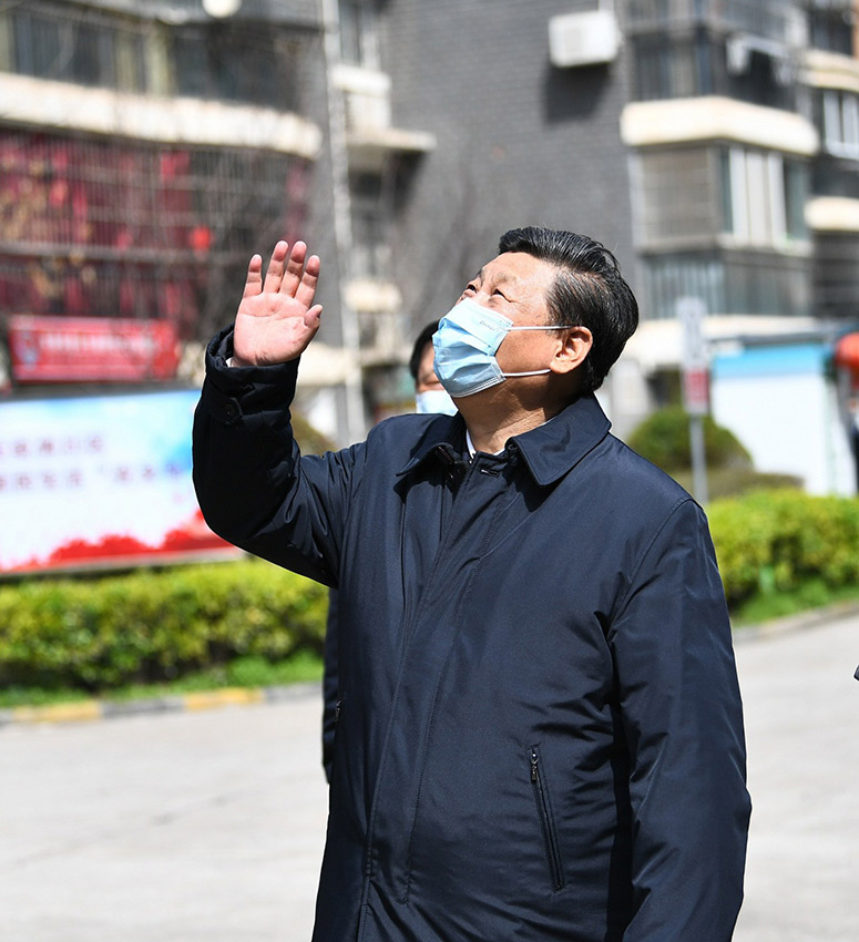 3月10日中午，離開火神山醫(yī)院，習(xí)近平趕赴武漢市東湖新城社區(qū)，看望居家隔離的社區(qū)群眾，實(shí)地了解社區(qū)疫情防控、群眾生活保障等情況，對社區(qū)群眾和防控一線工作人員表示慰問和感謝。（文字：張曉鬆、朱基釵  攝影：鞠鵬、龐興雷、謝環(huán)馳）