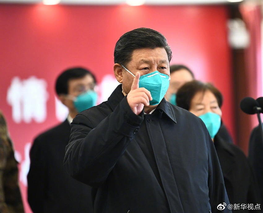 3月10日上午，習近平一下飛機就專程前往火神山醫院，了解醫院建設運行、患者收治、醫務人員防護保障、科研攻關等情況，親切看望正在接受治療的患者，關心慰問日夜奮戰在抗擊疫情第一線的醫務工作者，勉勵大家堅定信心，戰勝疫情。（文字：張曉鬆、朱基釵 攝影：鞠鵬、謝環馳）