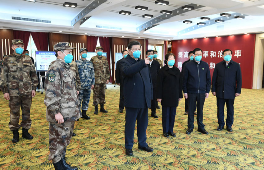 3月10日，中共中央總書記、國家主席、中央軍委主席習近平專門赴湖北省武漢市考察新冠肺炎疫情防控工作。這是習近平在火神山醫院指揮中心，聽取醫院建設運行、患者收治、醫務人員防護保障、科研攻關等情況介紹。新華社記者 謝環馳 攝