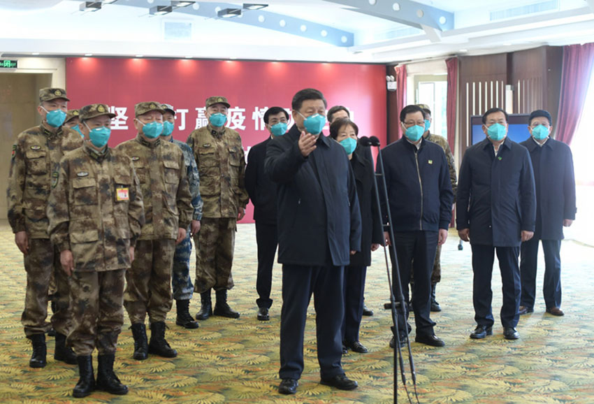 3月10日，中共中央總書記、國家主席、中央軍委主席習近平專門赴湖北省武漢市考察新冠肺炎疫情防控工作。這是習近平在火神山醫院指揮中心視頻連線感染科病房，與病房內患者和醫務人員親切交流。新華社記者 謝環馳 攝
