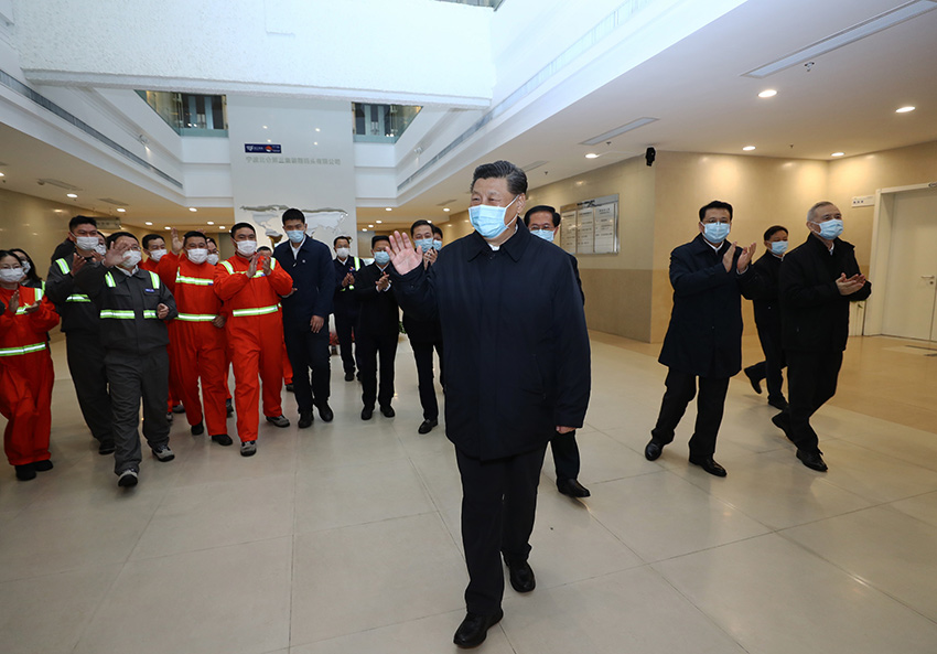 3月29日，中共中央總書記、國家主席、中央軍委主席習近平在浙江考察調研。這是習近平在寧波舟山港穿山港區碼頭了解港口復工復產情況。 新華社記者 鞠鵬 攝