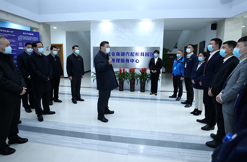 3月29日，中共中央總書記、國家主席、中央軍委主席習近平在浙江考察調研。這是習近平在寧波北侖大碶高端汽配模具園區了解企業復工復產情況。 新華社記者 鞠鵬 攝