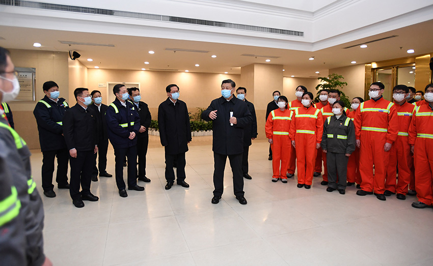 3月29日，中共中央總書記、國家主席、中央軍委主席習近平在浙江考察調研。這是習近平在寧波舟山港穿山港區碼頭了解港口復工復產情況。 新華社記者 燕雁 攝