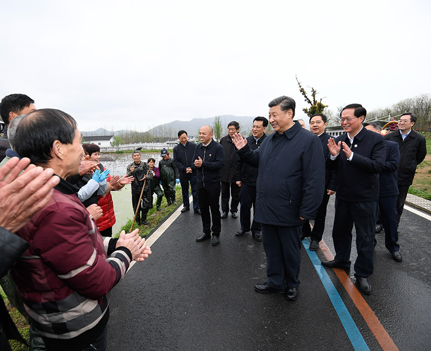 3月30日，中共中央總書記、國家主席、中央軍委主席習近平在浙江省安吉縣天荒坪鎮余村考察，同村民們親切交談，了解該村多年來踐行“綠水青山就是金山銀山”理念、推動綠色發展發生的巨大變化。 新華社記者 申宏 攝